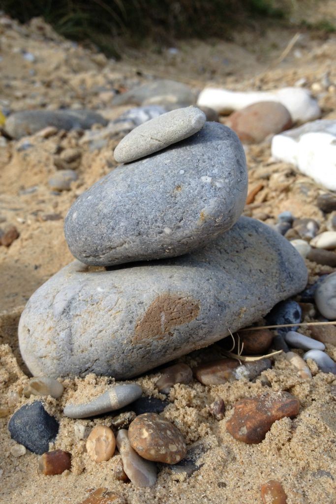 things to do with kids at the beach with stones