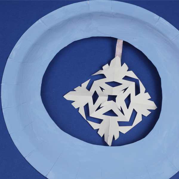 paper plate snowflake wreath square image #snowflakecrafts #paperplatecrafts